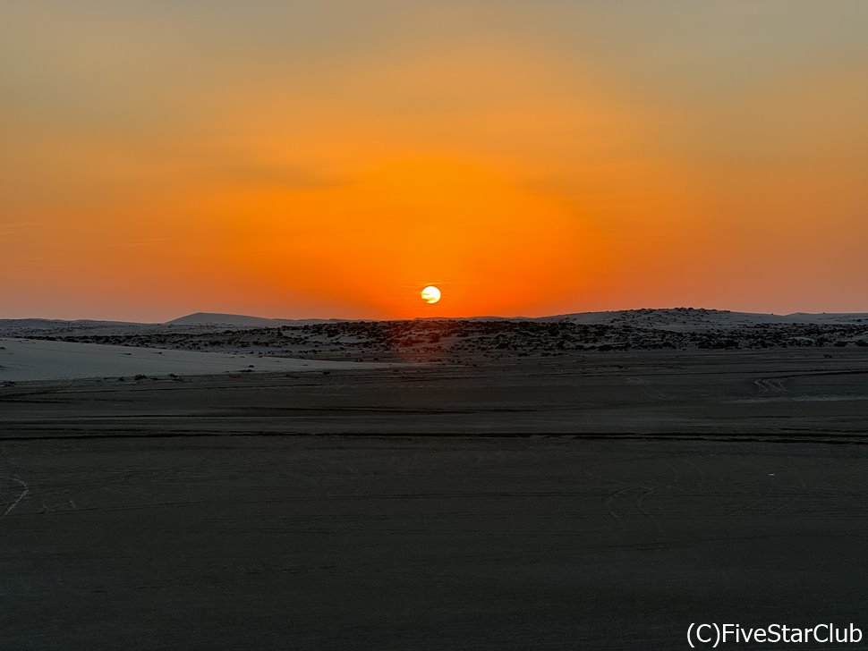 静寂の中アラビア半島の砂漠に沈む夕陽がおすすめ