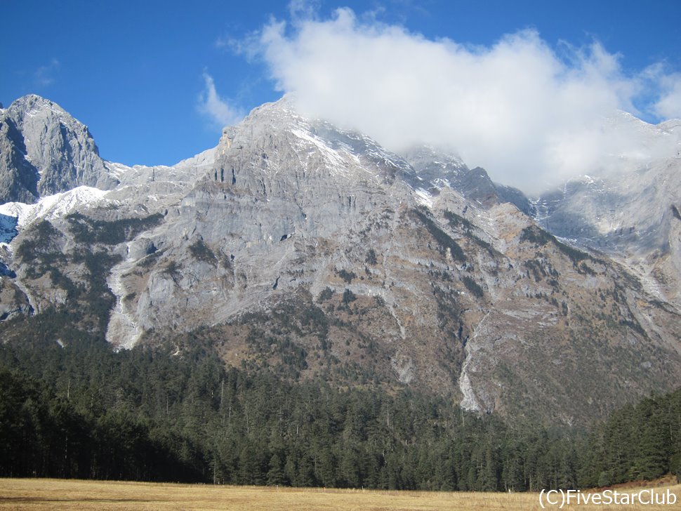 中国5A級に認定された玉龍雪山には、欧州アルプスにも負けない絶景が広がっています。