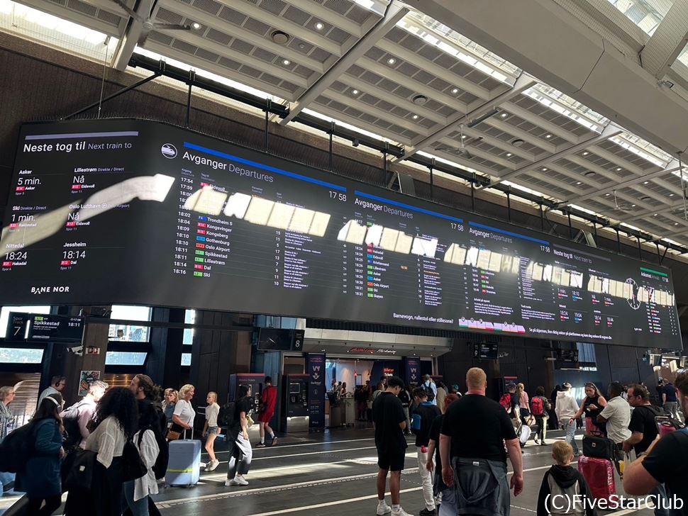 朝8時前のオスロ駅。観光客でいっぱいです。