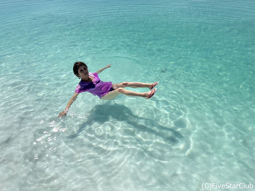 足を上げて浮かんでいます