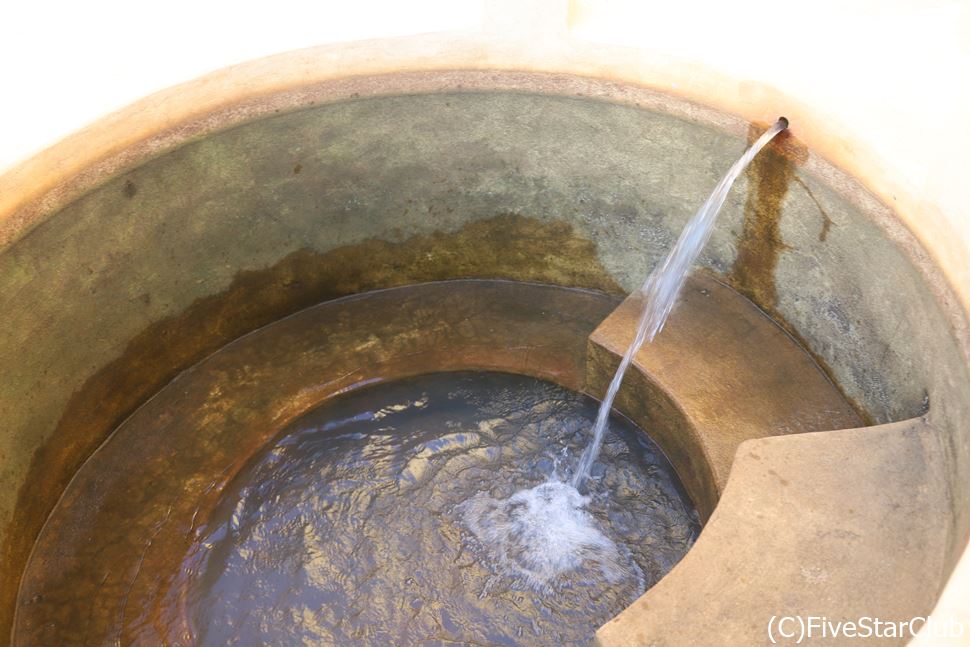 部屋の中庭にあった巨大な露天風呂に鉱泉の湯を溜める