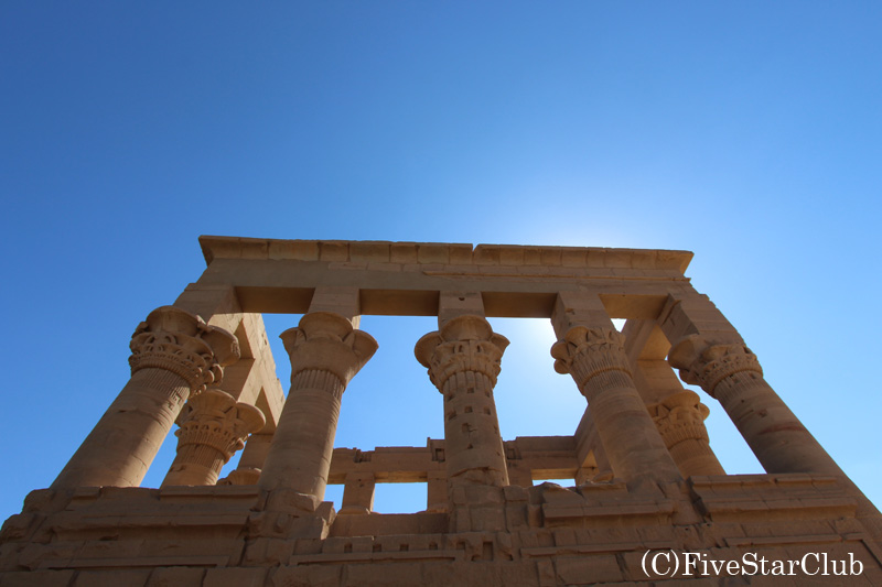 イシス神殿の隣りにそびえ立つ、トラヤヌス帝のキオスクは未完成とは思えないほど立派な外観！
