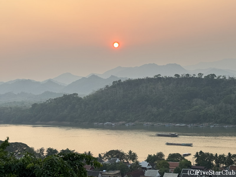 プーシーの丘から見える、メコン川に沈む夕日