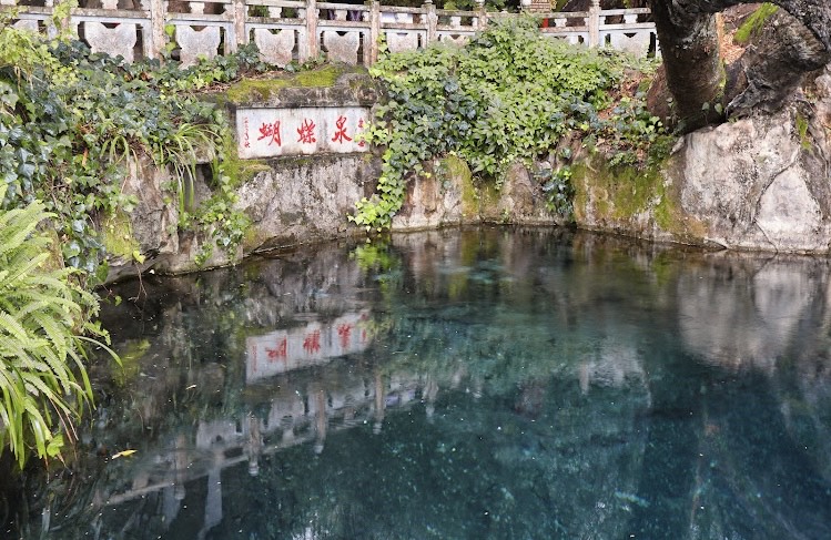 鏡のように透明度が高い、胡蝶泉の水面。