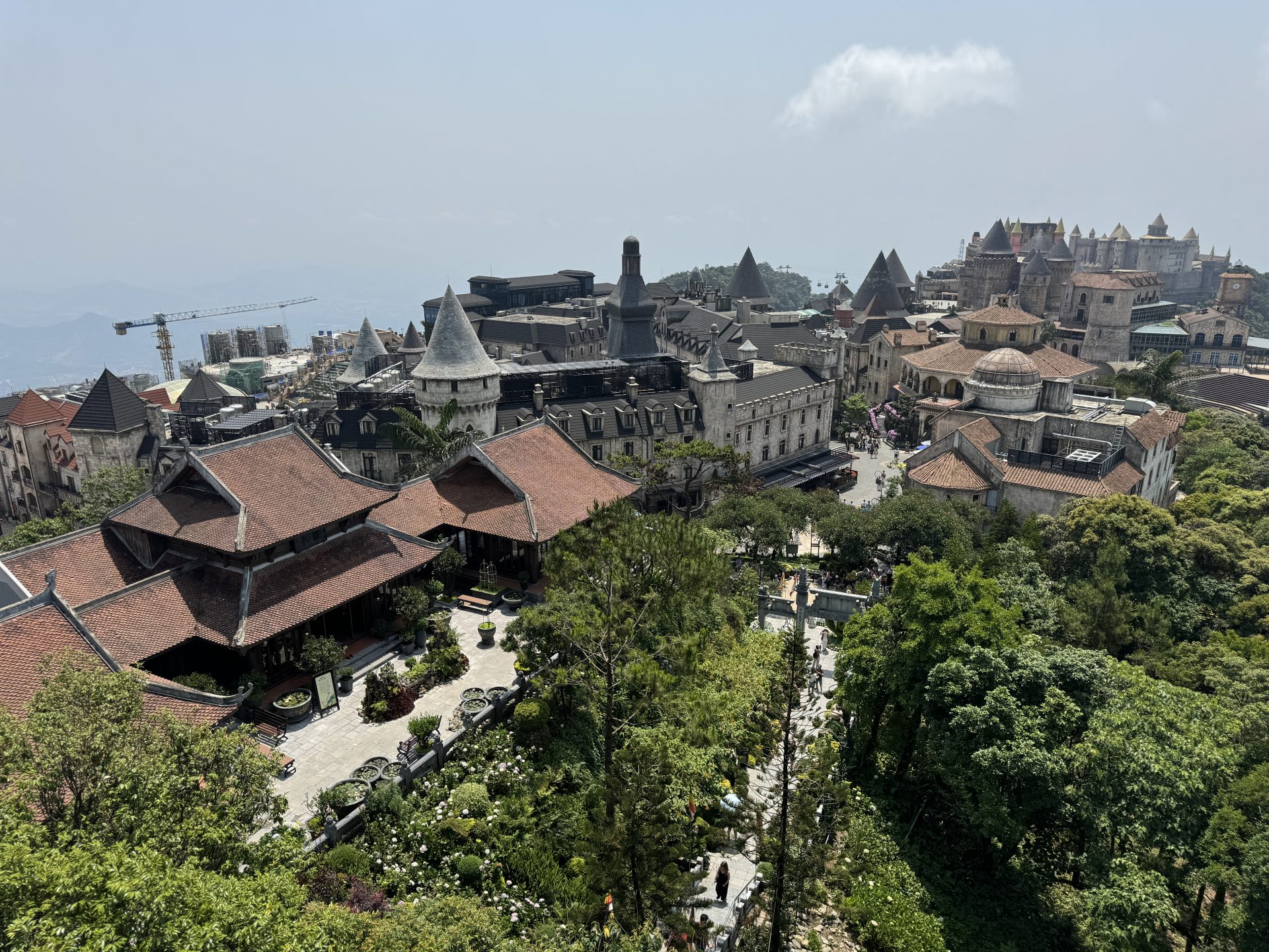 リンチュア・リントゥ寺の高台に広がる景色は唯一無二の世界観！異次元にワープしたかのような気分に浸ることができます。