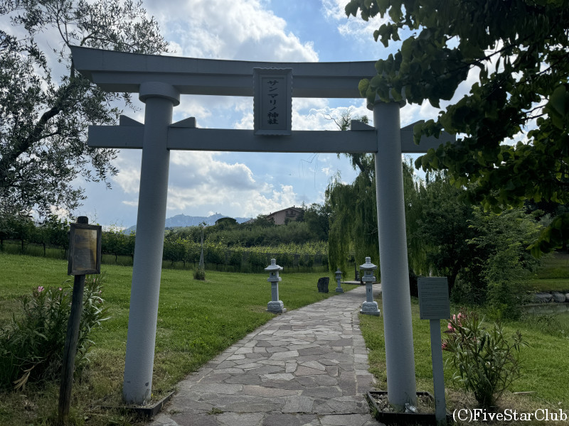 神社の周りには大きなぶどう畑があり、そのぶどうで造られた『神社ワイン』も人気の商品です。